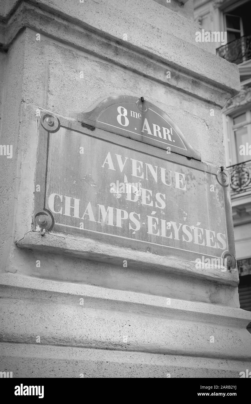 Paris, Frankreich - Strassenschild Champs Elysées. Eine der berühmtesten Straßen der Welt. Schwarz-weiß gezungtes Foto. Stockfoto