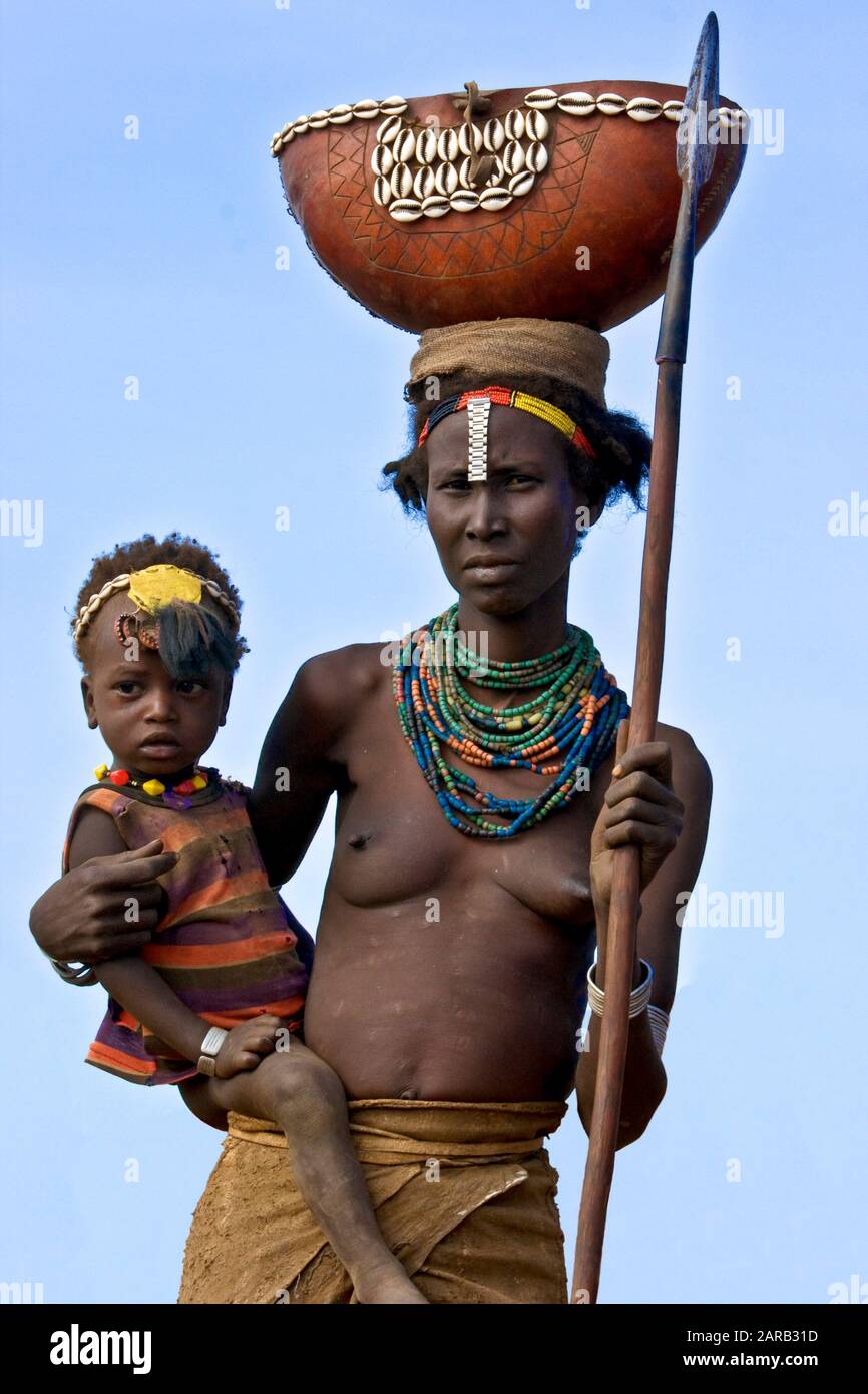 Naked Stammes Frauen