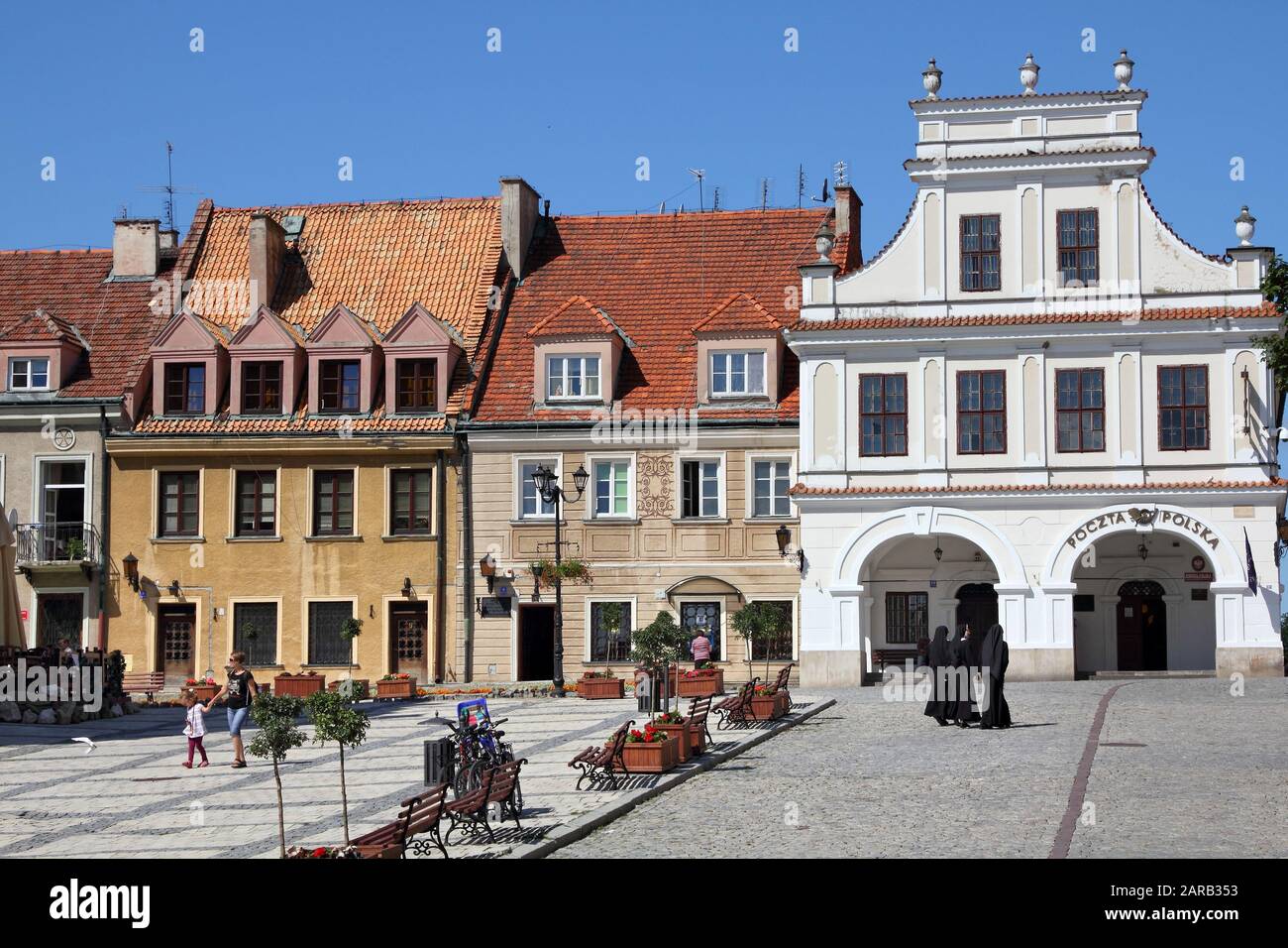 Sandomierz, POLEN - 9. AUGUST 2011: Die Menschen besuchen die Sandomierz Altstadt in Polen. Sandomierz ist eine historische Stadt, die vor dem Jahr 1227 gegründet wurde. Heute Stockfoto