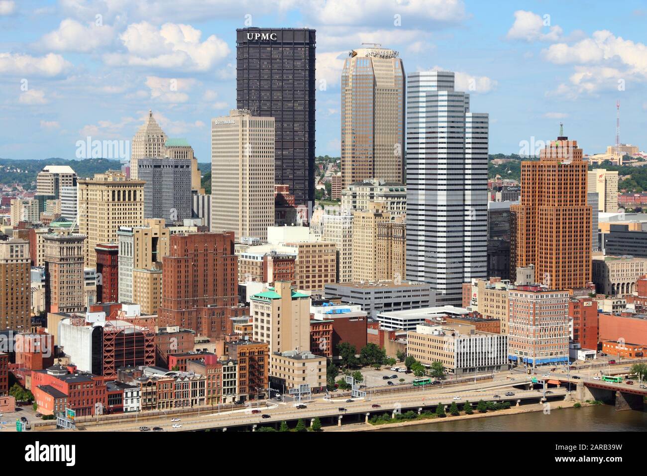 PITTSBURGH, USA - 29. JUNI 2013: Blick auf die Skyline von Pittsburgh. Es ist die 2. größte Stadt von Pennsylvania mit 305,841 Einwohnern. Stockfoto