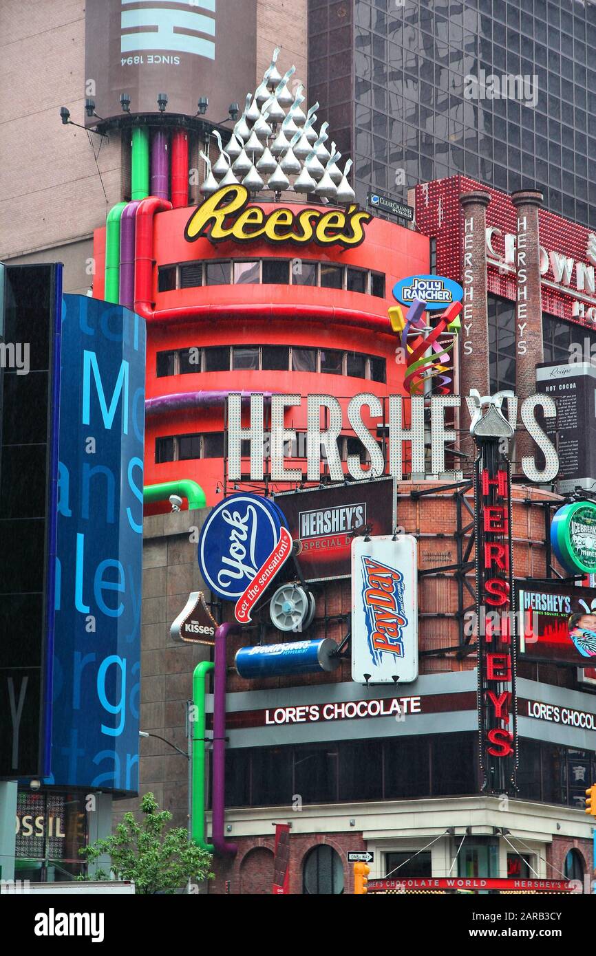 New YORK, USA - 10. JUNI 2013: Hersheys Anzeige am Times Square in New York. Die Hershey Company ist ein 1894 gegründeter Schokoladenhersteller. Sie beschäftigt 13.70 Stockfoto