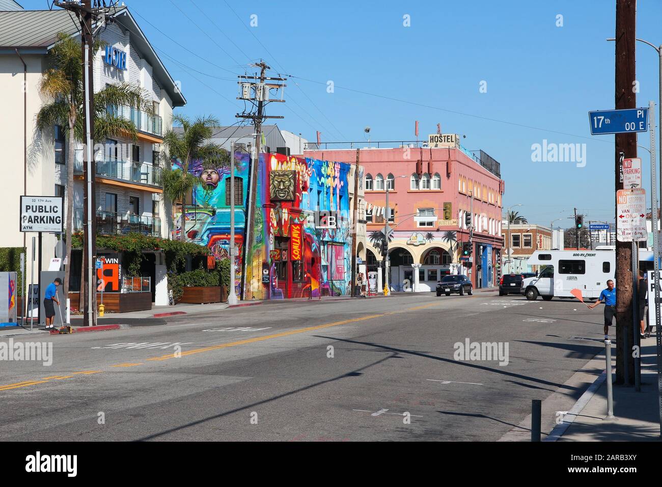 Venedig, VEREINIGTE STAATEN - 6. APRIL 2014: die Menschen besuchen Venice Beach, Kalifornien. Venice Beach ist einer der beliebtesten Strände von LA County. 9,8 Mio. pe Stockfoto