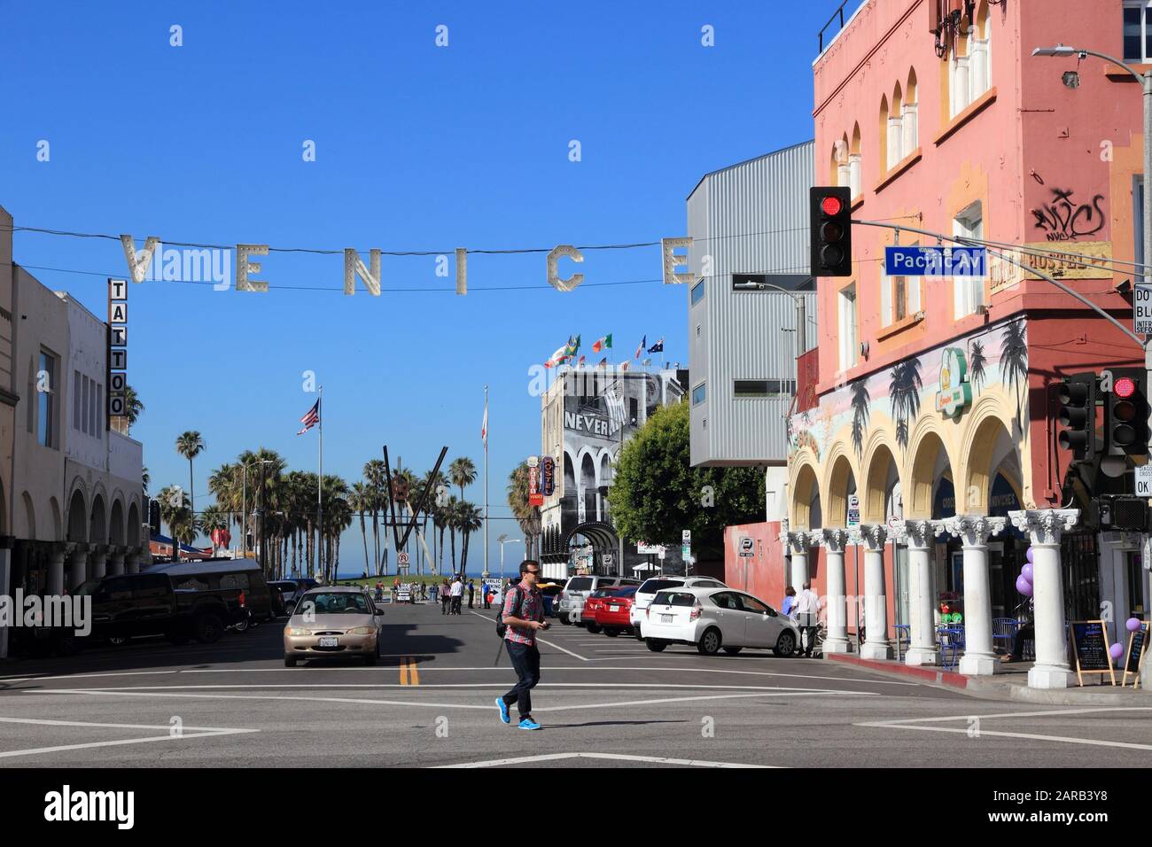 Venedig, VEREINIGTE STAATEN - 6. APRIL 2014: die Menschen besuchen Venice Beach, Kalifornien. Venice Beach ist einer der beliebtesten Strände von LA County. 9,8 Mio. pe Stockfoto