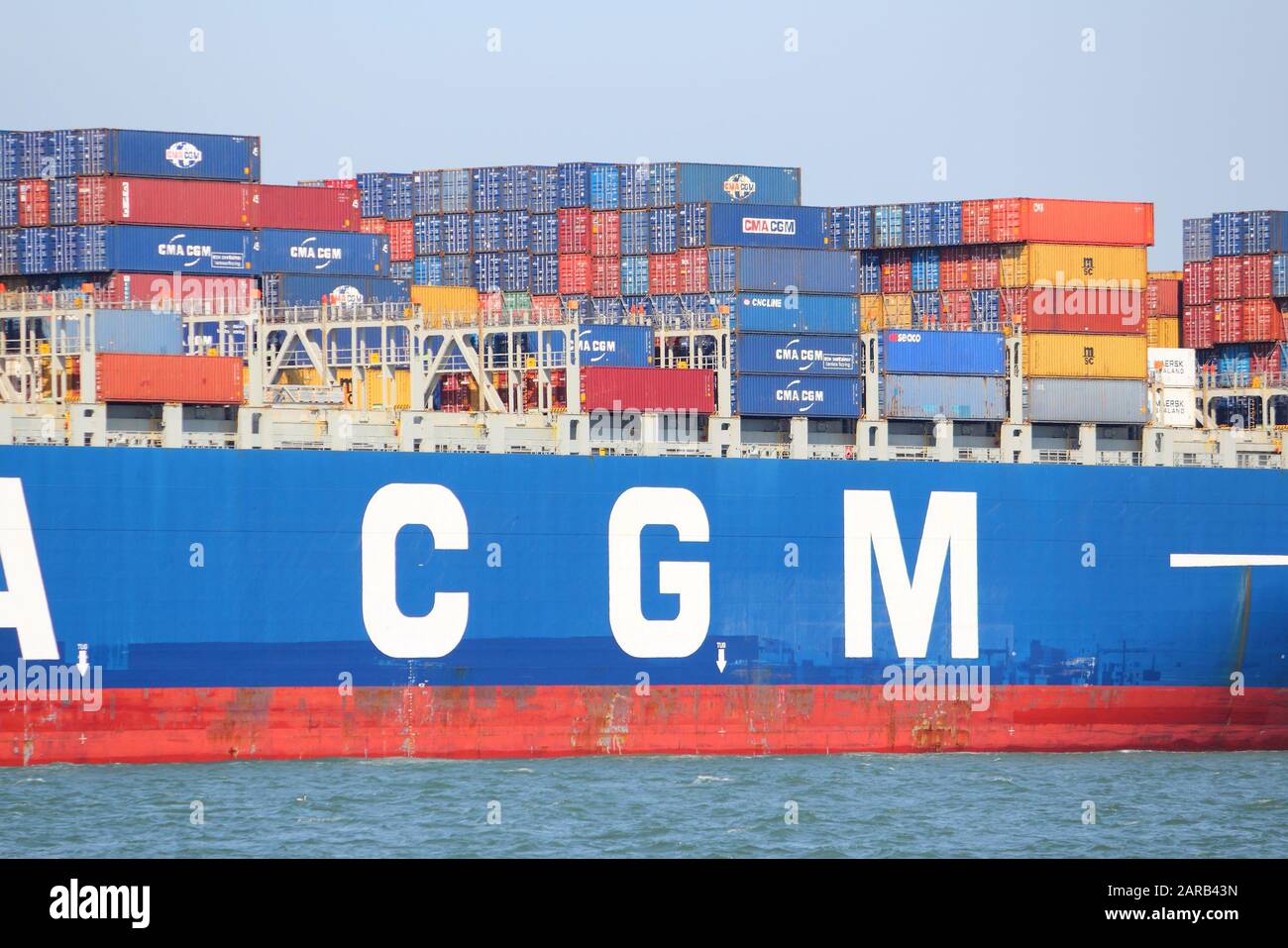 SAN FRANCISCO, USA - April 8, 2014: CMA CGM Centaurius container Schiff segelt in der Bucht von San Francisco. CMA CGM ist die 3. größte Containerschifffahrt Standort Stockfoto