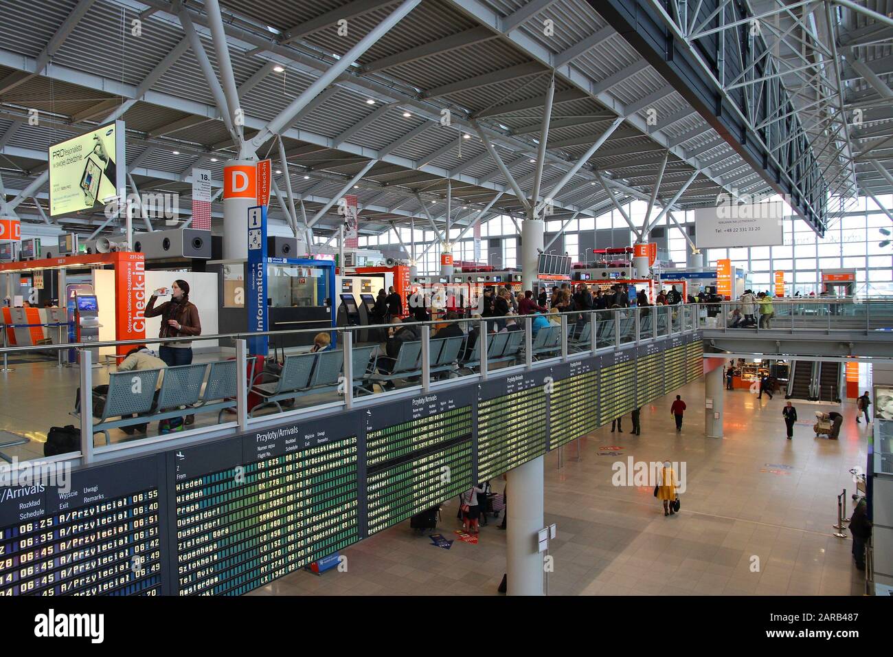 Warschau, POLEN - 1. APRIL 2014: Passagiere besuchen den Warschauer Chopin-Flughafen. Der Flughafen bediente 2013 10,68 Millionen Passagiere. Stockfoto