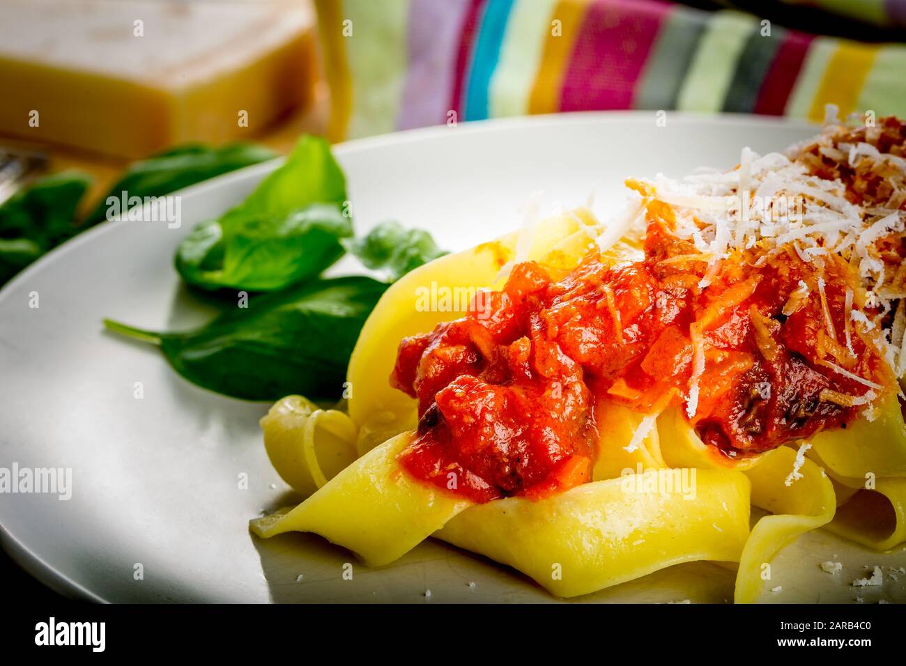 Italienische Küche, frische Pasta mit Tomatensauce, Basilikum, Knoblauch und Oliven Stockfoto