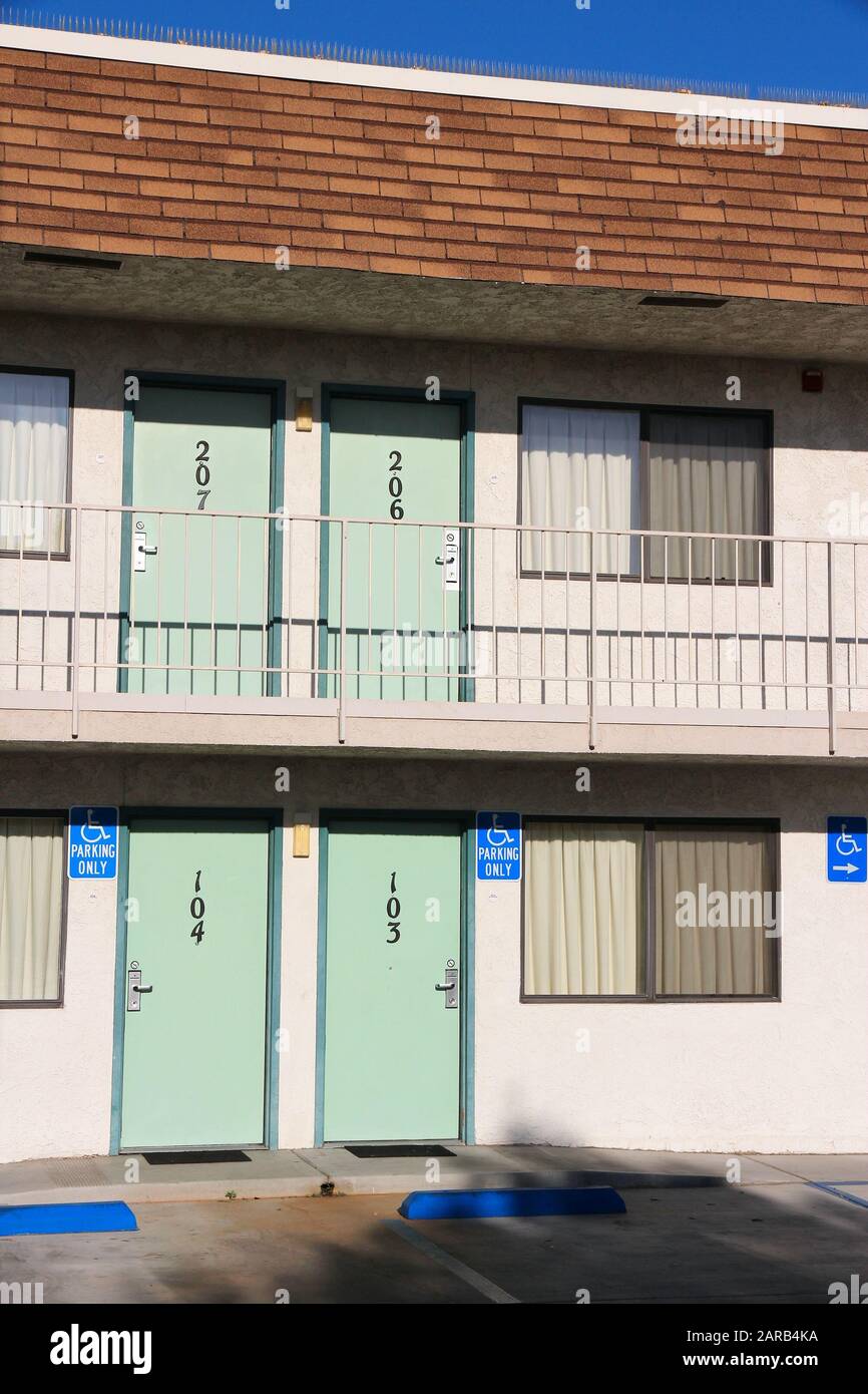Generisches amerikanisches Motel in Kalifornien. Motel-Zimmer-Türen. Stockfoto