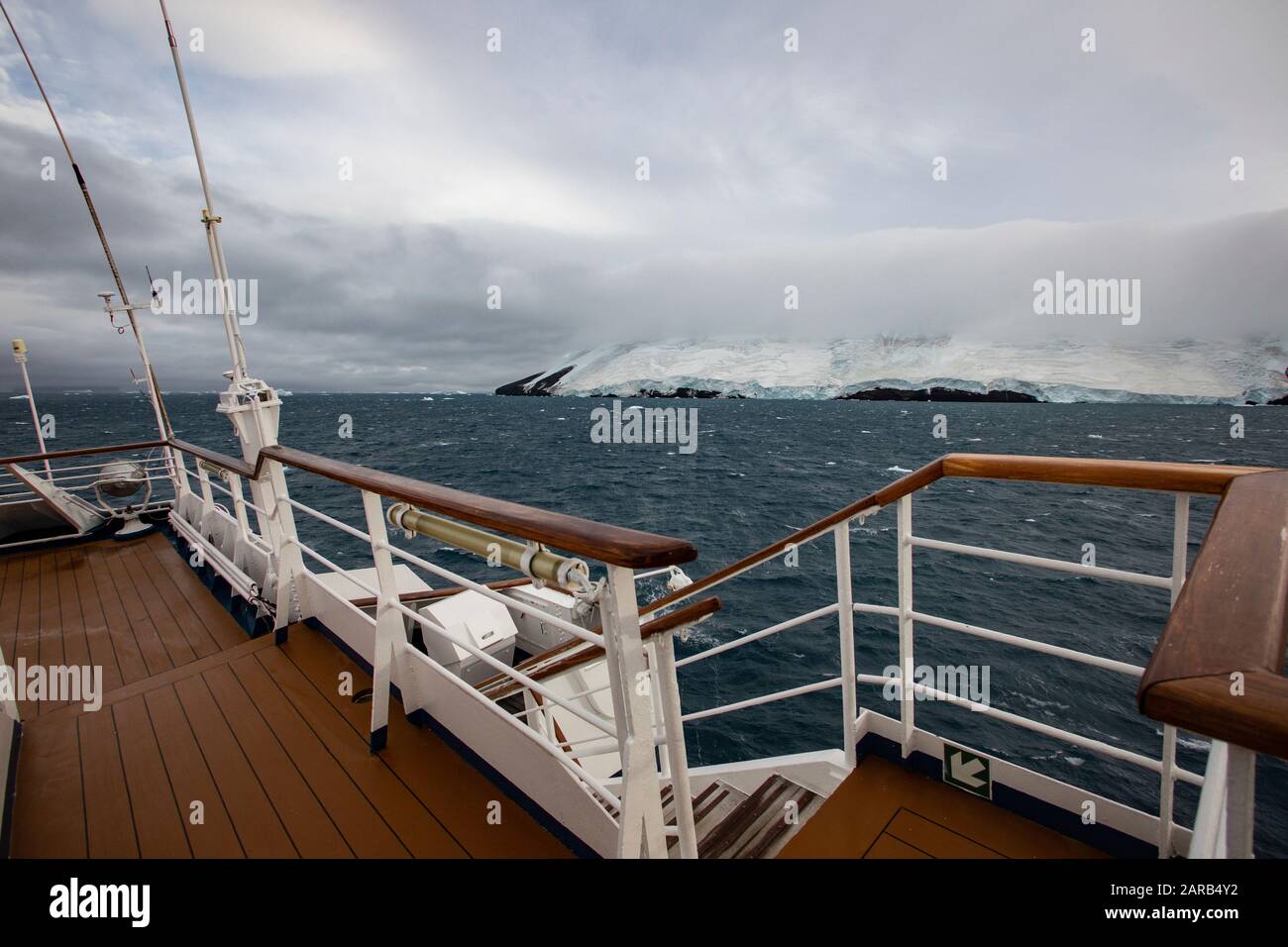 Antarktisches Passagierschiff vor den eisigen Küsten der Antarktis (Ocean Diamond Quark Expeditions) Stockfoto