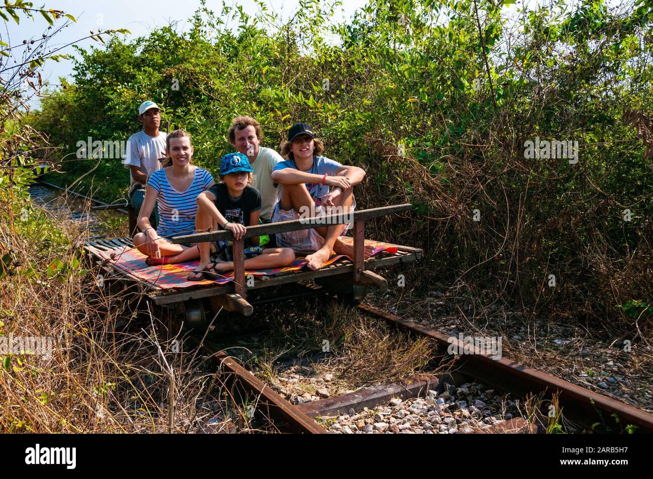 Eine Familie von Touristen auf dem Bambus Zug in Battambang, Kambodscha Stockfoto