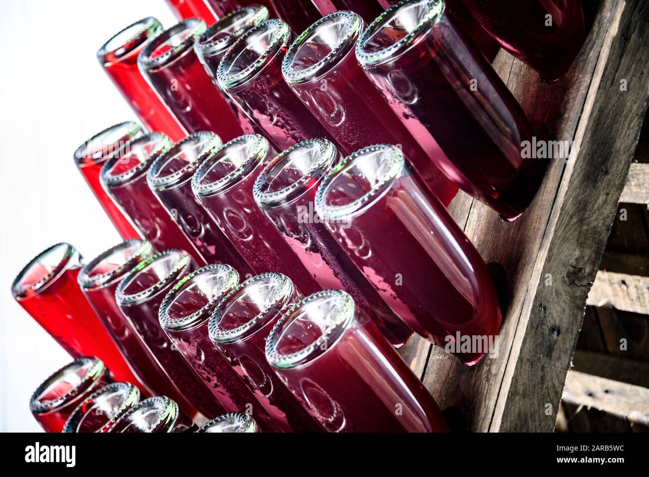 Flaschen für die Champagnerproduktion Stockfoto