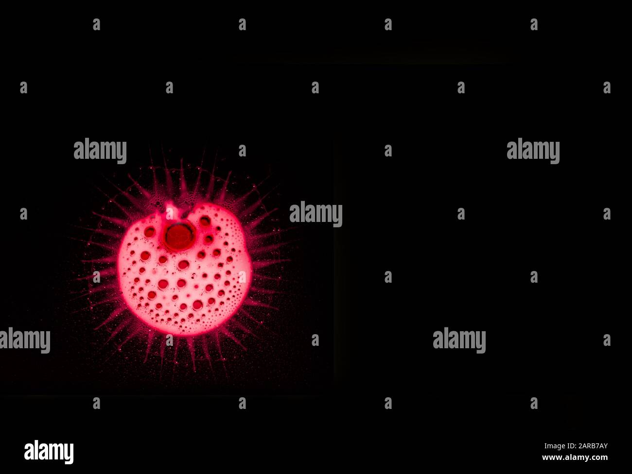Coronavirus gefährlicher roter Zellhintergrund, konzeptionelle Zusammensetzung Stockfoto