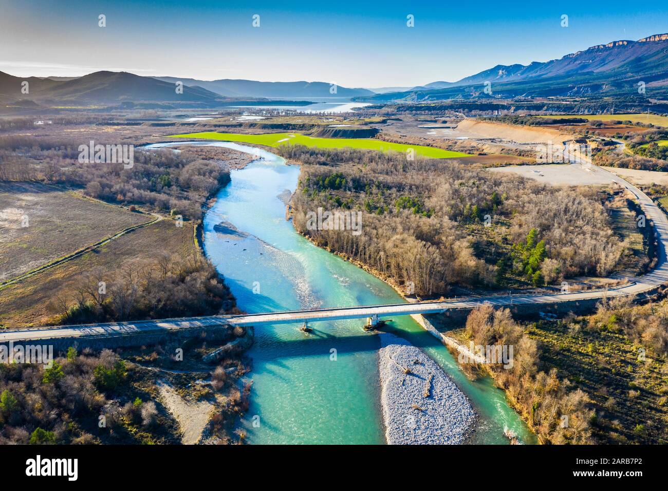 Luftbild einer Brücke und eines Flusses. Stockfoto