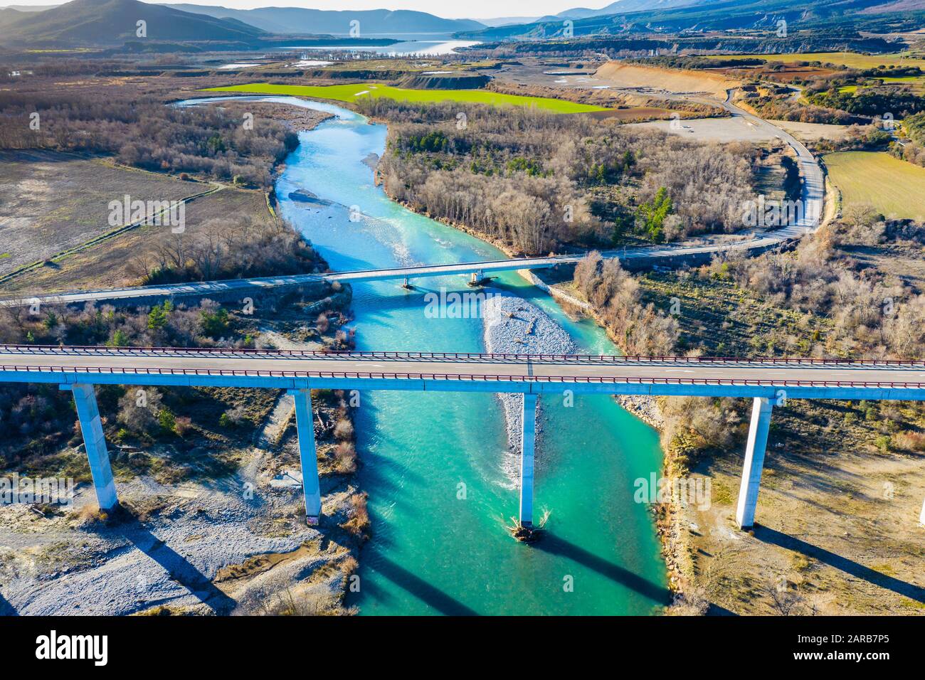 Luftbild einer Brücke und eines Flusses. Stockfoto