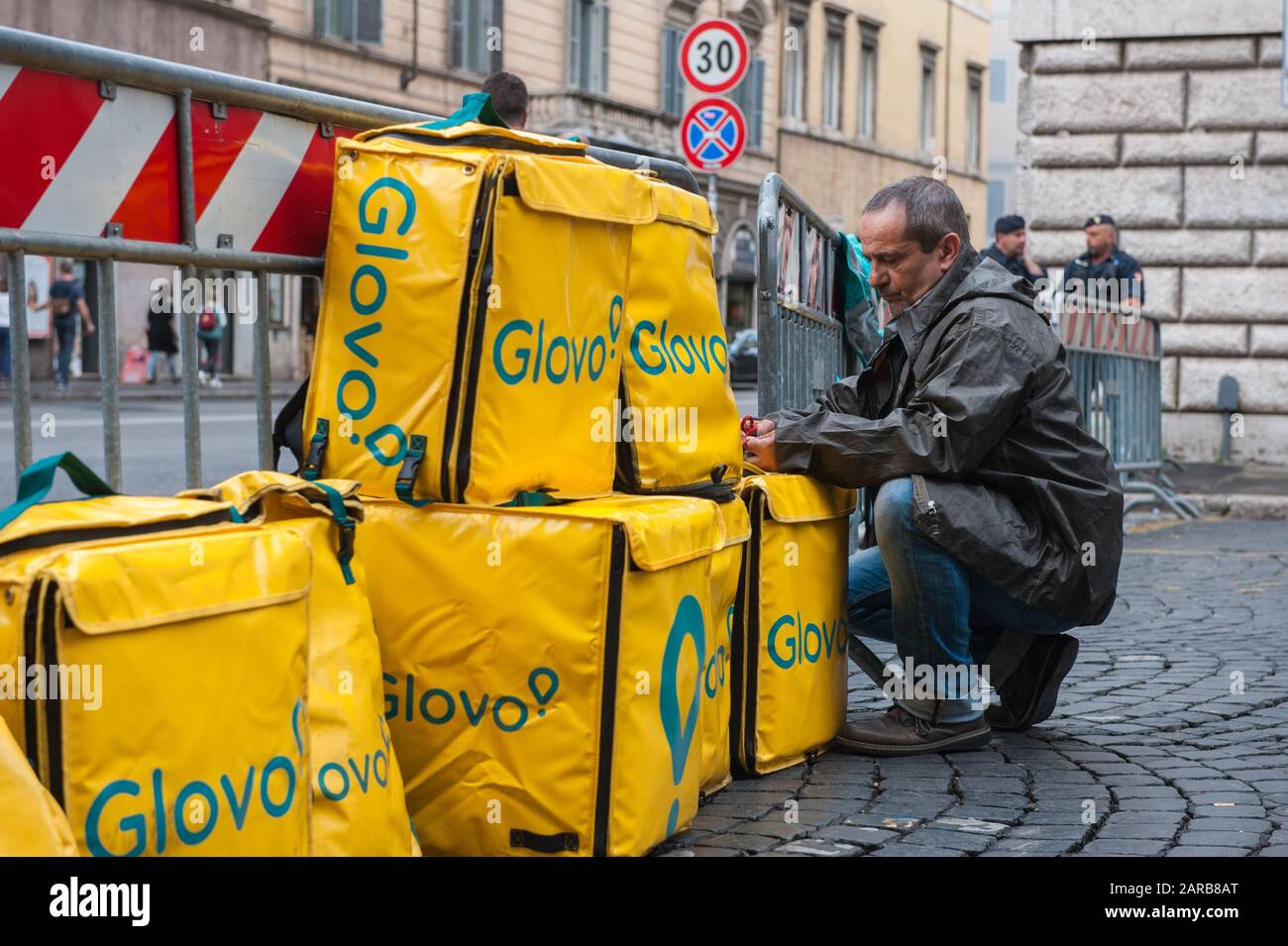 Roma, 15/10/2019: Glovo und Deliveroo Riders, die in der sogenannten Gig Economy arbeiten, protestieren gegen das Regierungsdekret von Riders auf dem Vidoni Square. ©Andrea Stockfoto