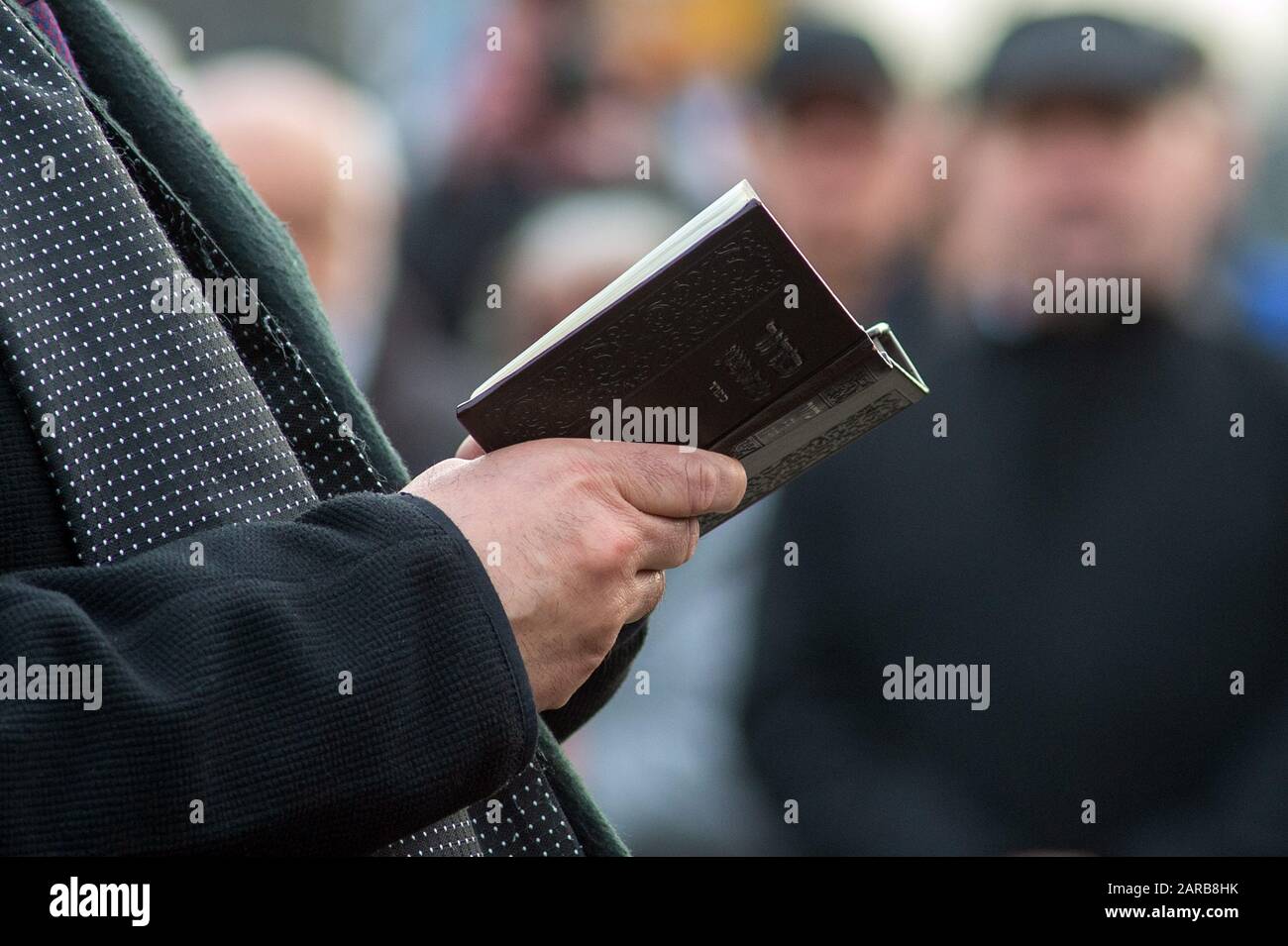 Magdeburg, Deutschland. Januar 2020. Rabbi Motti Waitsmann betet bei der Kranzniederlegung für die Opfer des Nationalsozialismus am Magda-Denkmal. Am Holocaust-Gedenktag werden weltweit an die Opfer des Nationalsozialismus erinnert. Am Holocaust-Gedenktag werden weltweit an die Opfer des Nationalsozialismus erinnert. Am 27. Januar 1945 befreiten die sowjetischen Soldaten die Überlebenden des Vernichtungslagers Auschwitz. Kredit: Klaus-Dietmar Gabbert / dpa-Zentralbild / dpa / Alamy Live News Stockfoto