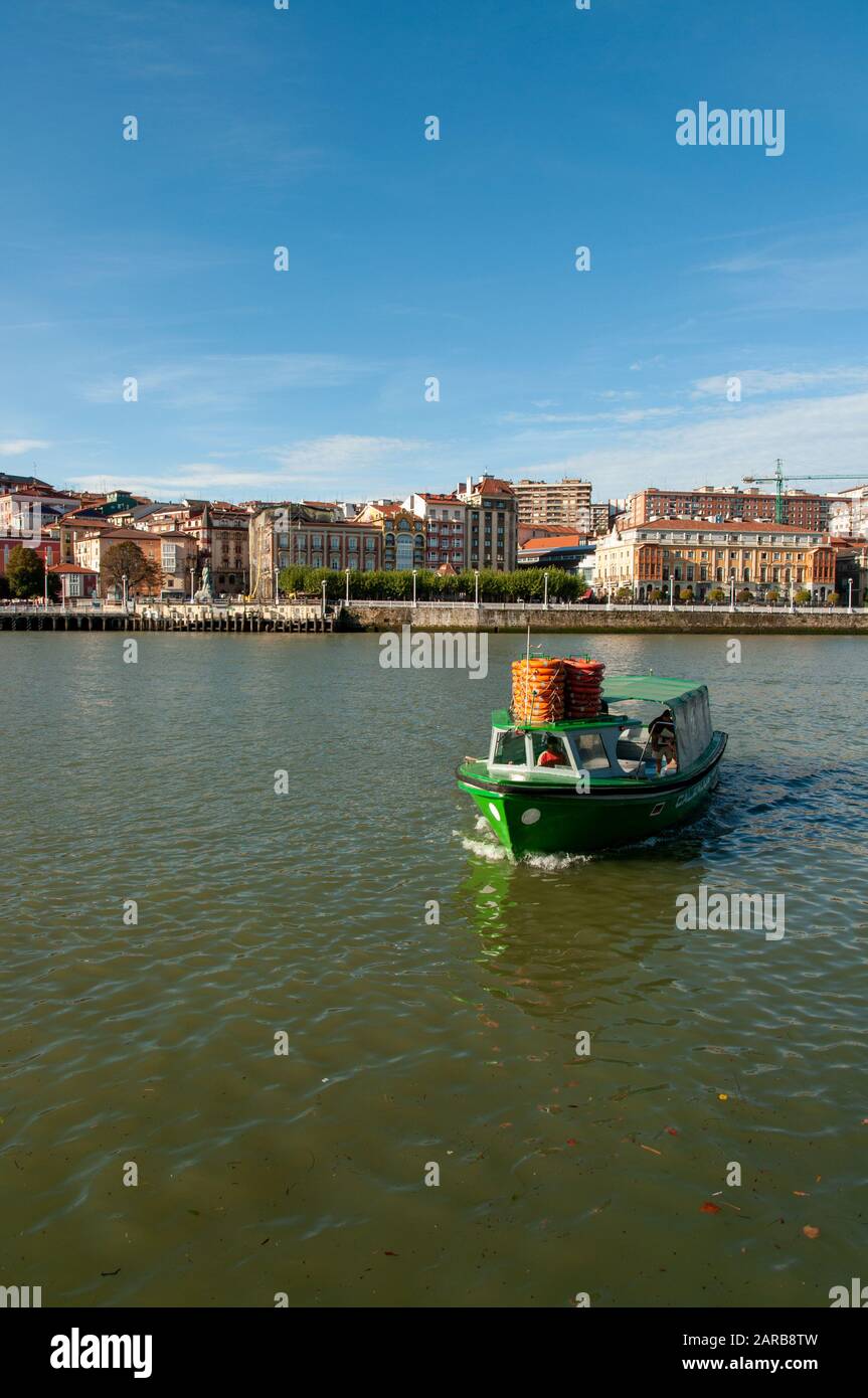 Grünes kleines Boot für Passagiere über den Fluss Nervion, zwischen Portugalete und Las Arenas, Getxo, Vizcaya, Pais Vasco, Spanien Stockfoto