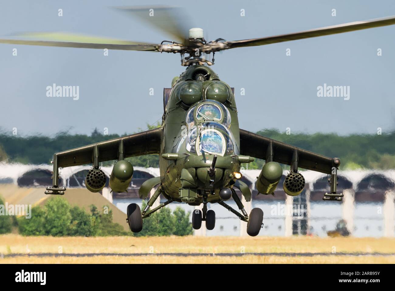 Ein Mil Mi-24 greift Helikopter der polnischen Landstreitkräfte an. Stockfoto