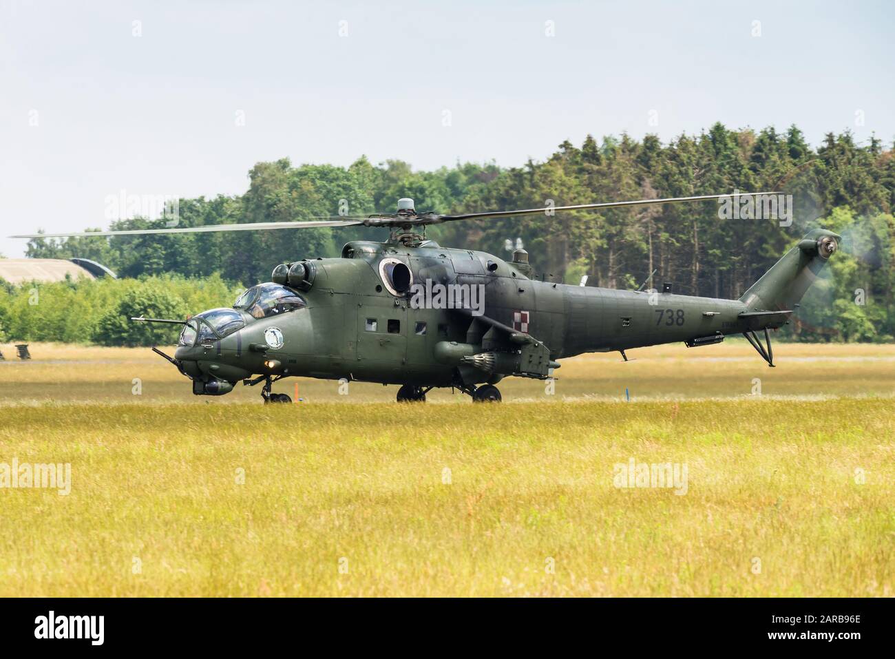 Ein Mil Mi-24 greift Helikopter der polnischen Landstreitkräfte an. Stockfoto