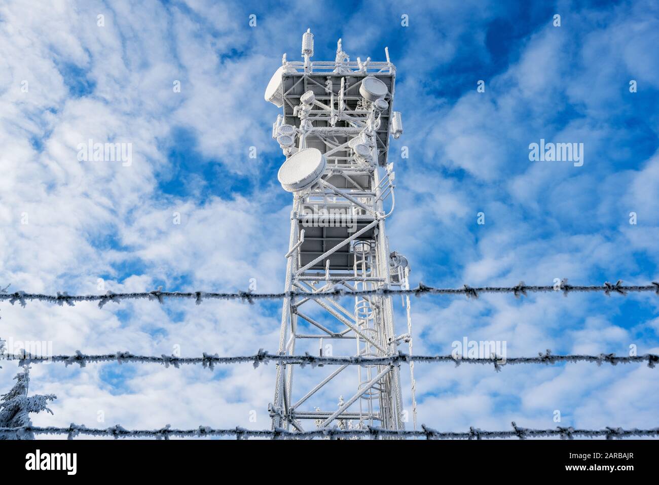 Gefrorener Telekommunikationsmast mit Antennen hoch in den Bergen Stockfoto