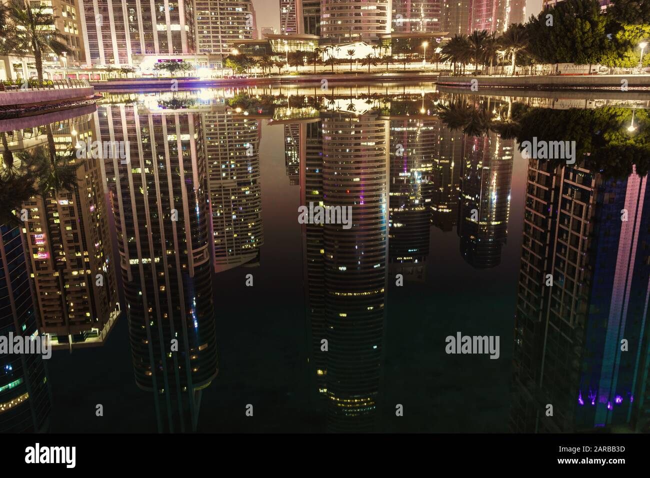 25. Oktober 2019; Jumeirah Lake Towers JLT Dubai, Vereinigte Arabische Emirate; Die modernen und futuristischen Wolkenkratzer in der Nacht mit der Reflexion über das Wasser Stockfoto