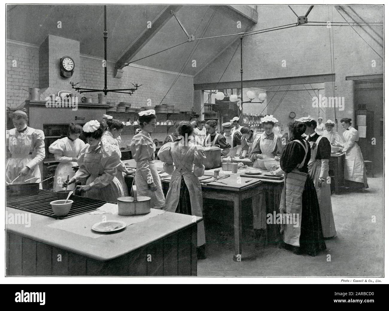 Die National Training School of Cookery wurde im Jahr 1873 gegründet und begann ihre Arbeit in South Kensington, auf dem Foto, auf dem Frauen gezeigt wurden, wie man kochen kann. Datum: Ca. 1890er Jahre Stockfoto