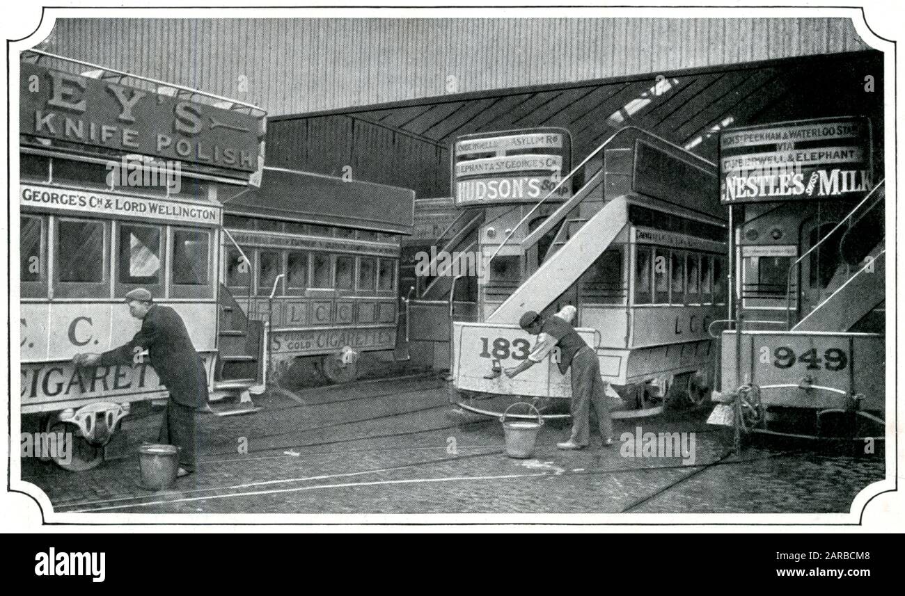 Waschen von L.C.C. Straßenbahn 1900 Stockfoto