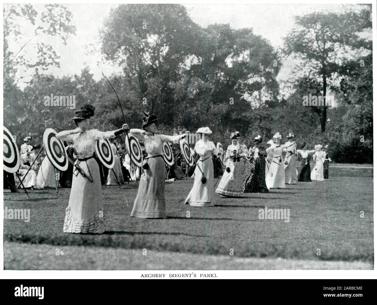 Bogenschießen für Frauen im Regent's Park, London 1900 Stockfoto