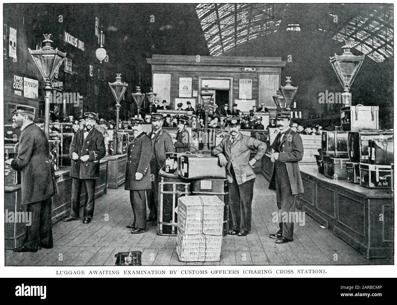 Spezialbeamte an der Charing Cross Station, London, das Gepäck wird vom Hafen von Dover aus untersucht. Datum: 1900 Stockfoto