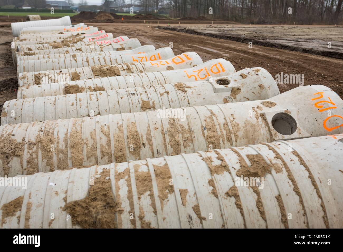 Betonabwasserkanalrohre für Bodenarbeiten am neuen Gebäudestandort in den Niederlanden Stockfoto
