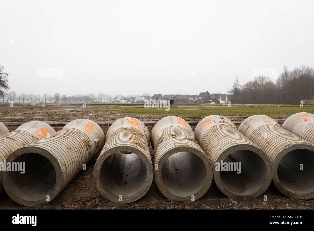 Betonabwasserkanalrohre für Bodenarbeiten am neuen Gebäudestandort in den Niederlanden Stockfoto