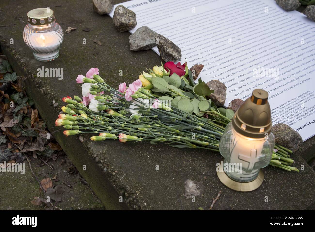 26. Januar 2020, Posen, Großpolen, Polen: Heute ist Der Internationale Holocaust-Gedenktag. Der Ursprung des künstlichen Rusalkasees ist mit dem Tod vieler Opfer des hitleritischen Regimes verbunden. Juden wurden während der Slave-Arbeit an der Vertiefung des Seebecken erbeutet, geschlagen und ermordet. Außerdem gibt es beim Erstarken der Ufer und am Grund des Sees noch jüdische Grabsteine, die beim Bau des Sees verwendet wurden. Nach der Herbeiführung von Matzevot soll hier ein Denkmal zur Erinnerung an jüdische Opfer errichtet werden. Die Gegend um den See hat mehrere Gedenkstätten, denn sei es Stockfoto