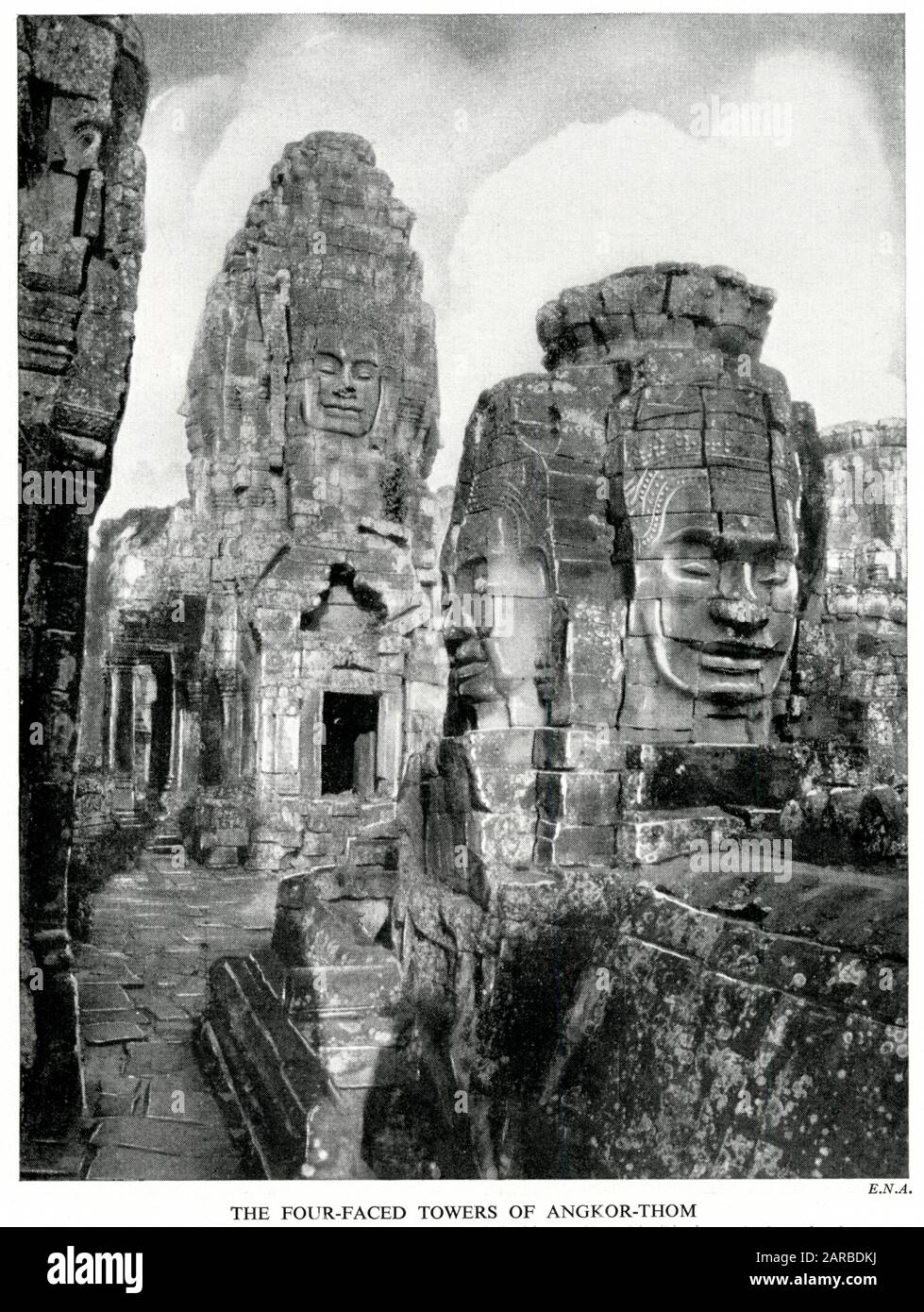 Ruinen des Bayon-Tempels, Angkor Thom, Kambodscha, mit den vierteiligen Türmen, die angeblich die vier Gesichter von Brahma repräsentieren. Stockfoto