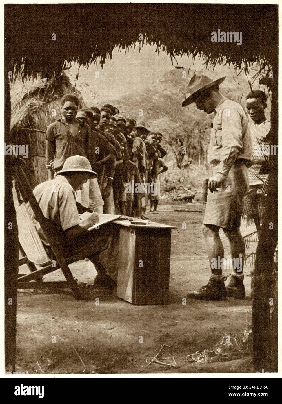 Afrikanische Arbeiter auf einem Bauernhof oder einer Plantage, die ihre Löhne erhalten wollten. Stockfoto