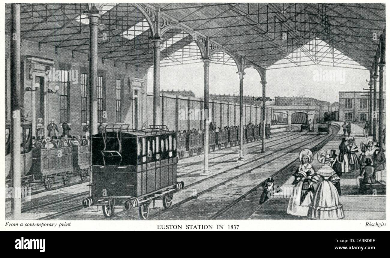 Euston Station, London, im Jahr 1837, zu Beginn der Entwicklung und Erweiterung der Eisenbahn. Zeigt einen erste-Klasse-Wagen im Vordergrund und mehrere oben offene Wagen der dritten Klasse auf der linken Plattform. Stockfoto