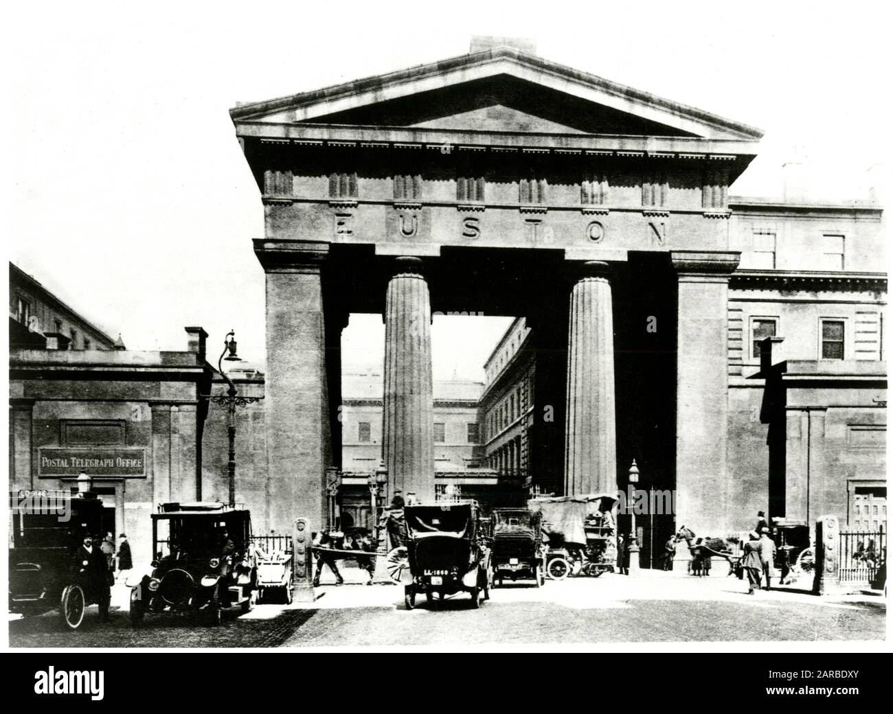 Der Euston Arch ist der ursprüngliche Eingang zum Bahnhof Euston, der von Philip Hardwick Ende 1830er in London entworfen wurde Stockfoto