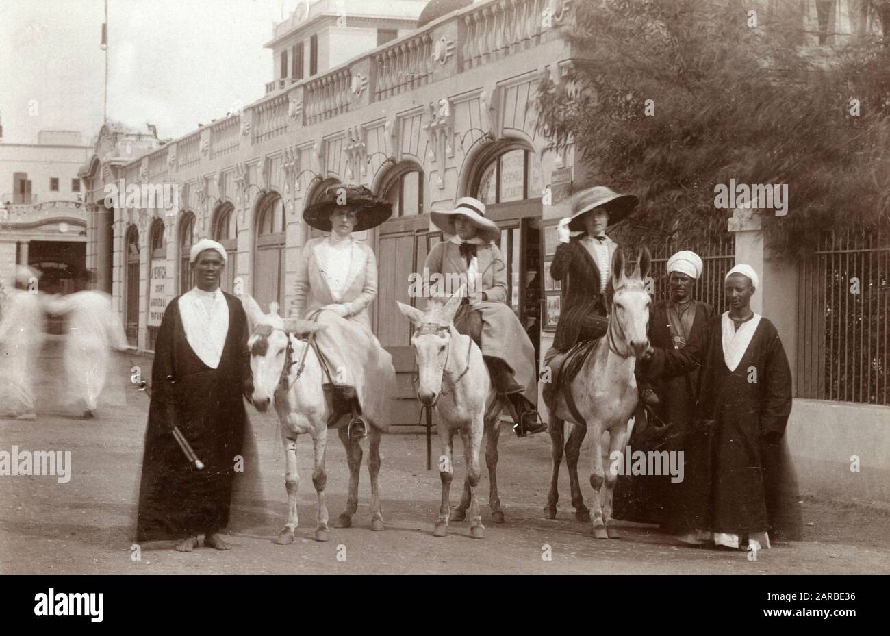 Drei große britische Frauen-Touristen machen einen Maultierritt - Kairo, Ägypten. Stockfoto