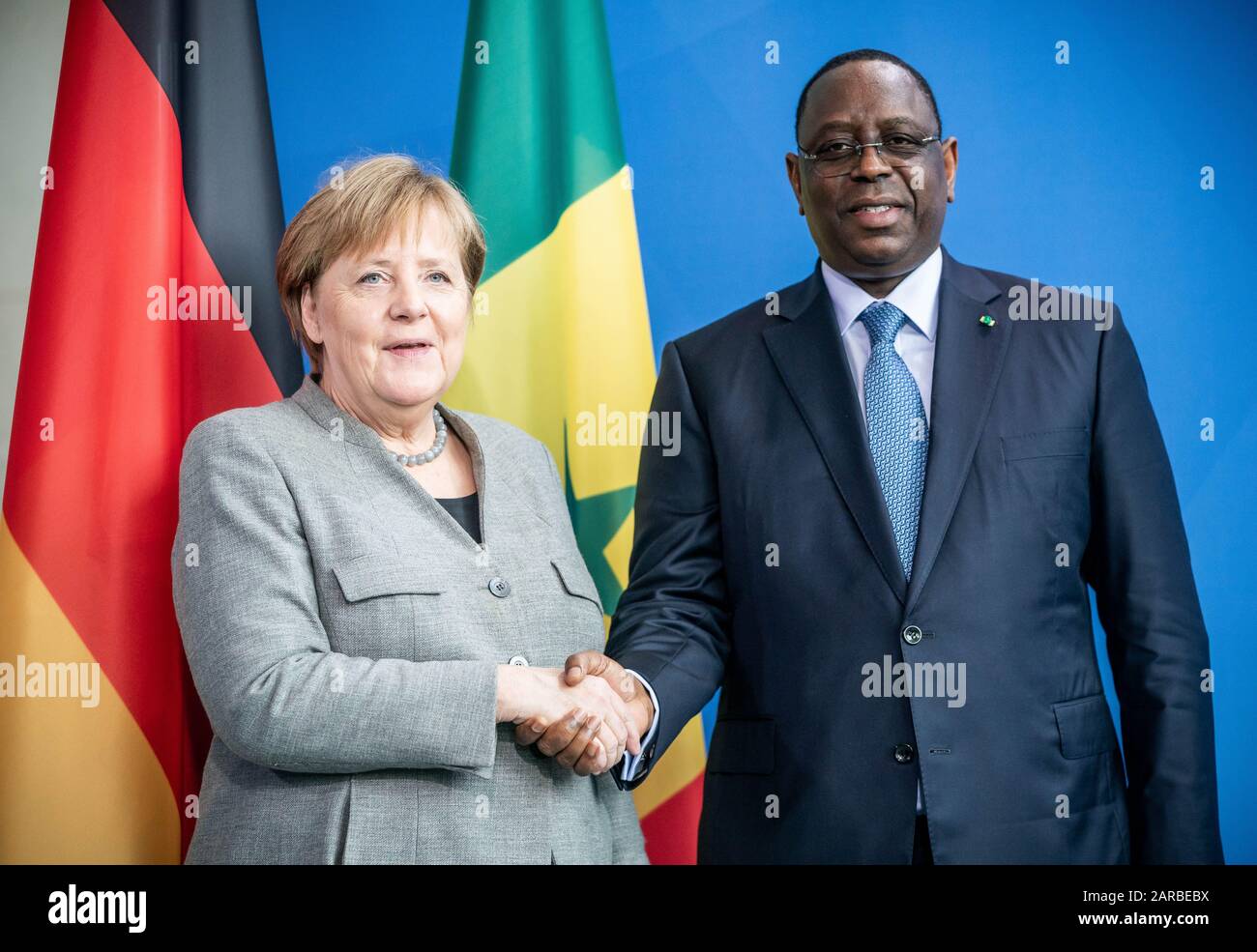 Berlin, Deutschland. Januar 2020. Bundeskanzlerin Angela Merkel (CDU) schüttelt nach einer Presseerklärung die Hand von Macky Sall, Senegal-Präsident. Kanzlerin Merkel und Sall trafen sich im Bundeskanzleramt zu bilateralen Gesprächen. Credit: Michael Kappeler / dpa / Alamy Live News Stockfoto