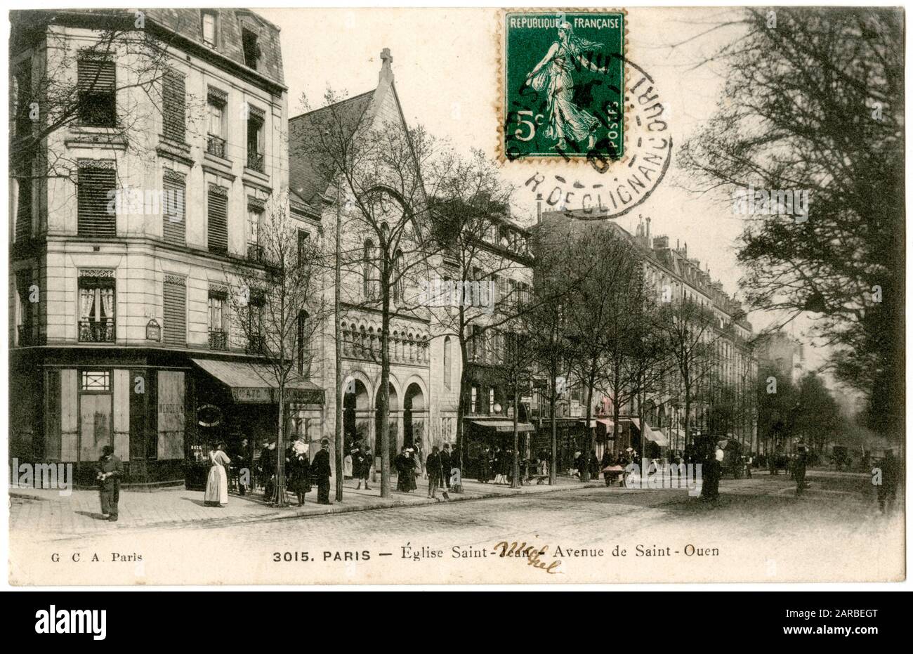 Kirche St. Michel (links), Avenue de St Ouen, Paris, Frankreich. Stockfoto