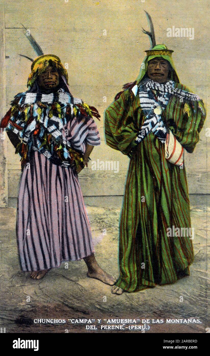 Zwei einheimische Bergstämme der Campa del Alto Perene (Parenisati oder Asheninca) und Amuesha (Yanesha) aus dem Perene-Bezirk der Provinz Chanchamayo in Peru in voller traditioneller Kostüm. Die Amuesha besetzte traditionell die Region im hohen zentralen Dschungel von Peru in den heutigen Departements Junin und Pasco, entlang der Täler der oberen Flüsse Perene und Pozuzo, der Quellgebiete des Palcazu und der südlichsten Quellgebiete des Flusses Pichis. Stockfoto