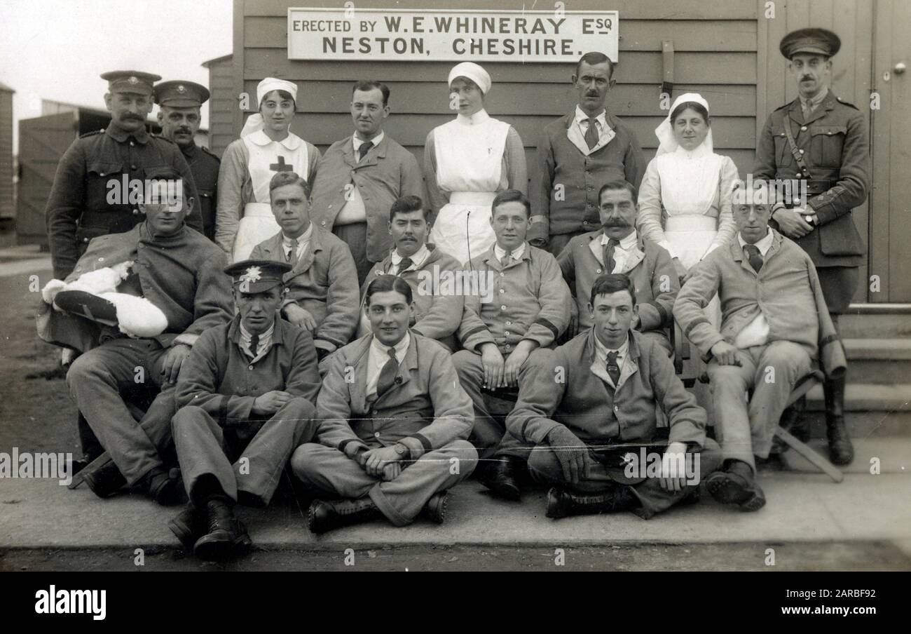 WW1 Home Front - British Red Cross Hospital in Netley - Gruppenfoto der Patienten, Offiziere und Krankenpflegeteams außerhalb ihrer 'Hütte' errichtet von W. E. Whineray Esq. Von Neston, Cheshire. William Whineray, der ein Vermögen aus Baumwolle gemacht hatte, war während der Kriegsjahre ein herzhafter Philanthrop - er lebte in Leighton Court in Neston und baute eine Werkstatt in seinem Garten ein, um Munition, wahrscheinlich Patronenhülsen oder Kugeln, herzustellen. Stockfoto