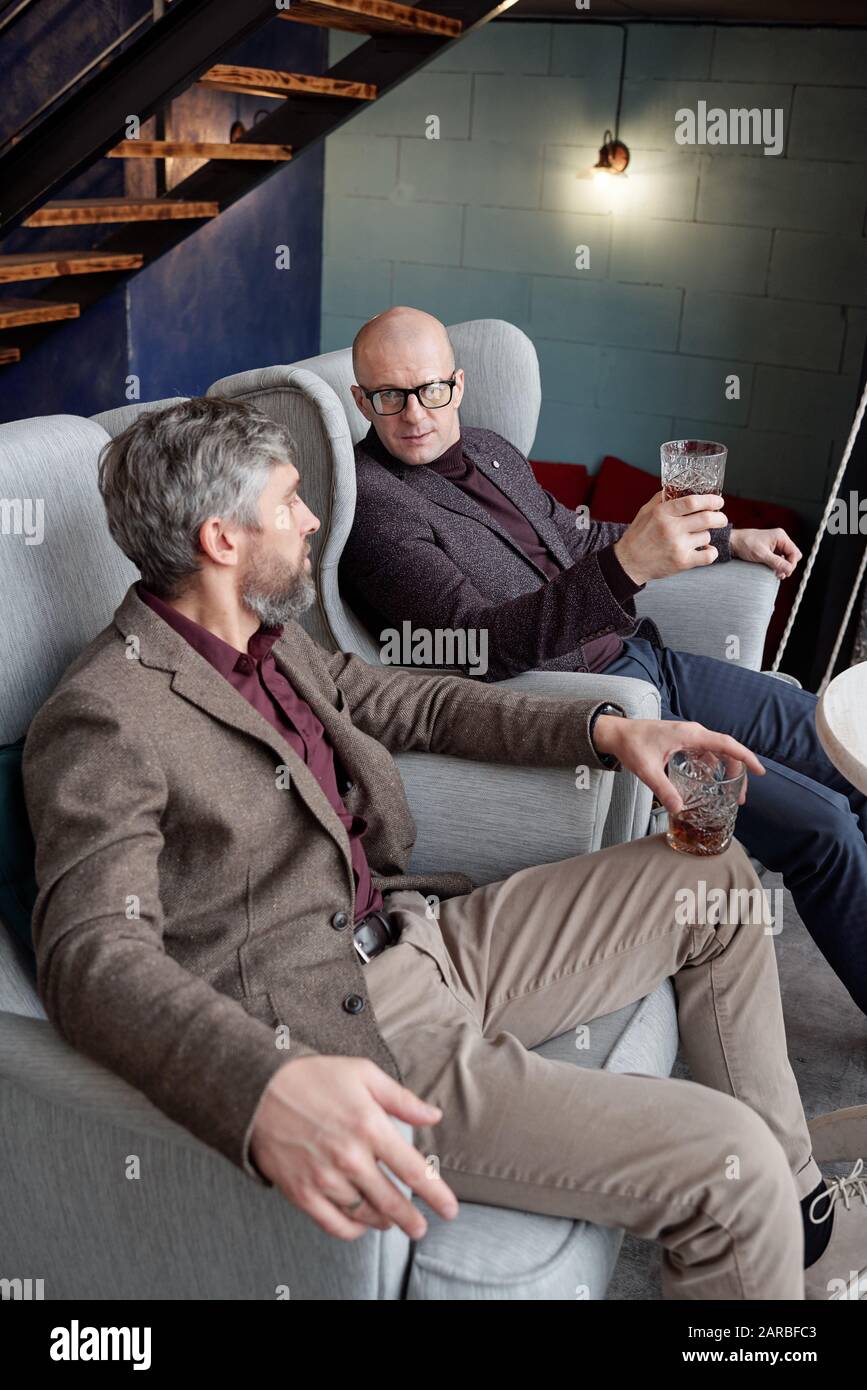 Stylische Männer trinken harten Alkohol Stockfoto