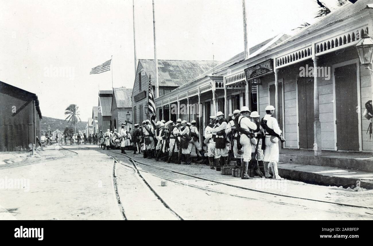 US-Marines im Cavite, Philippinen während des Krieges zwischen den USA und den Philippinen, vor dem Bürogebäude der spanischen Hauptpost (Administracion Principal de Correos). Stockfoto