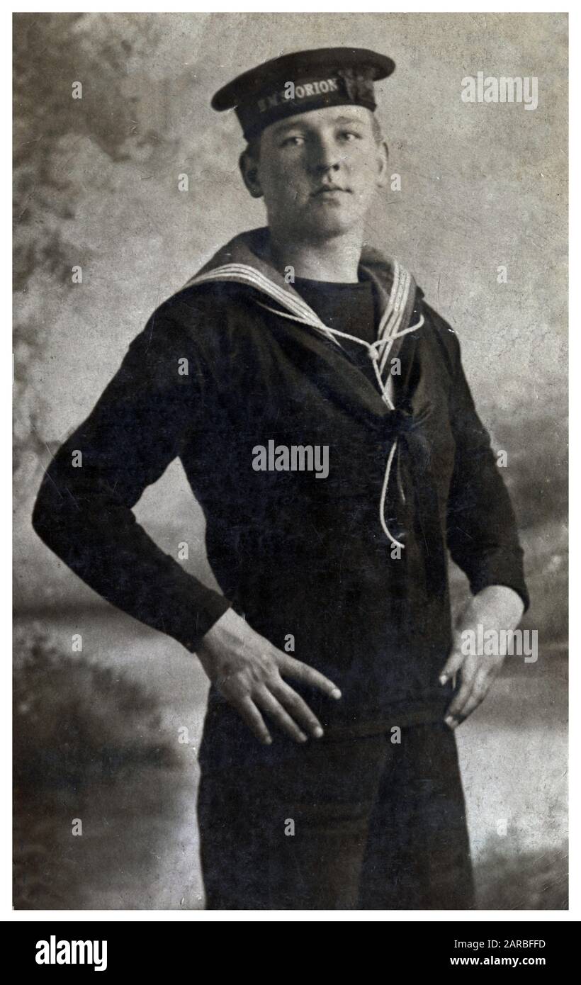 Studiofoto, Seemann in Mütze und Uniform von HMS Orion. HMS Orion war ein schreckliches Schlachtschiff. Stockfoto