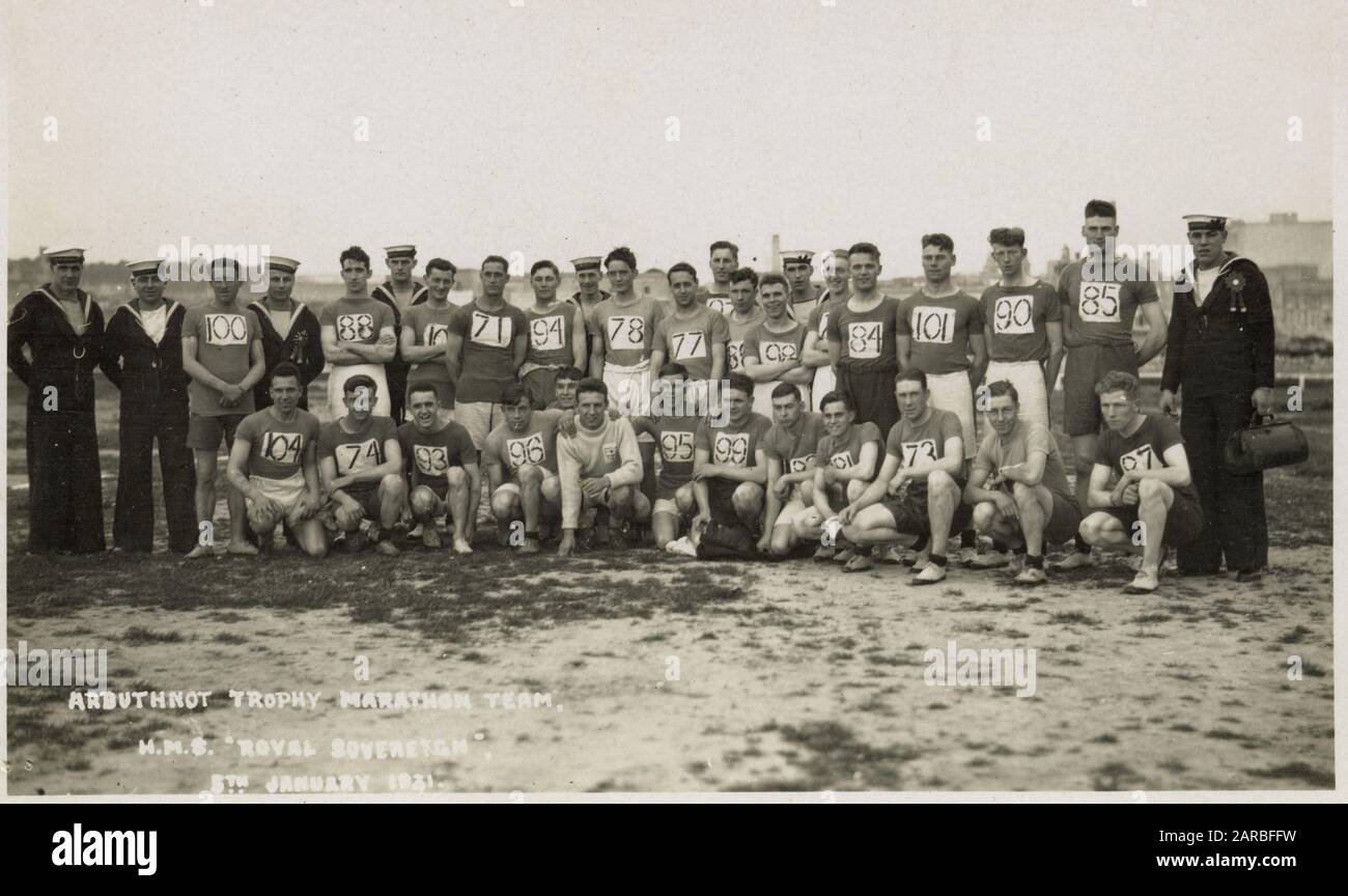 Gruppenfoto des Arbuthnot Trophy Marathon Teams, RMS Royal Sovereign (Schlachtschiff), 5. Januar 1931, Malta. Der Marathon wurde von H S Carter gewonnen. Stockfoto