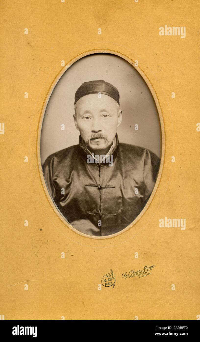 Fotoporträt für Männer im Studio von Sze Yuen Ming & Co, Yao Hua Studio, Shanghai, China (aktiv um 1892 bis 1920er). Stockfoto