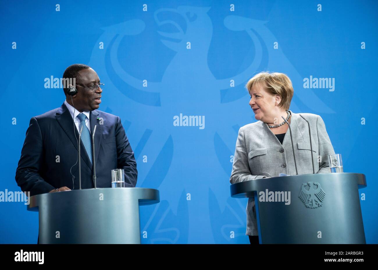 Berlin, Deutschland. Januar 2020. Bundeskanzlerin Angela Merkel (CDU) sieht in einer Presseerklärung Macky Sall, Senegal-Präsidentin, an. Kanzlerin Merkel und Sall trafen sich im Bundeskanzleramt zu bilateralen Gesprächen. Credit: Michael Kappeler / dpa / Alamy Live News Stockfoto