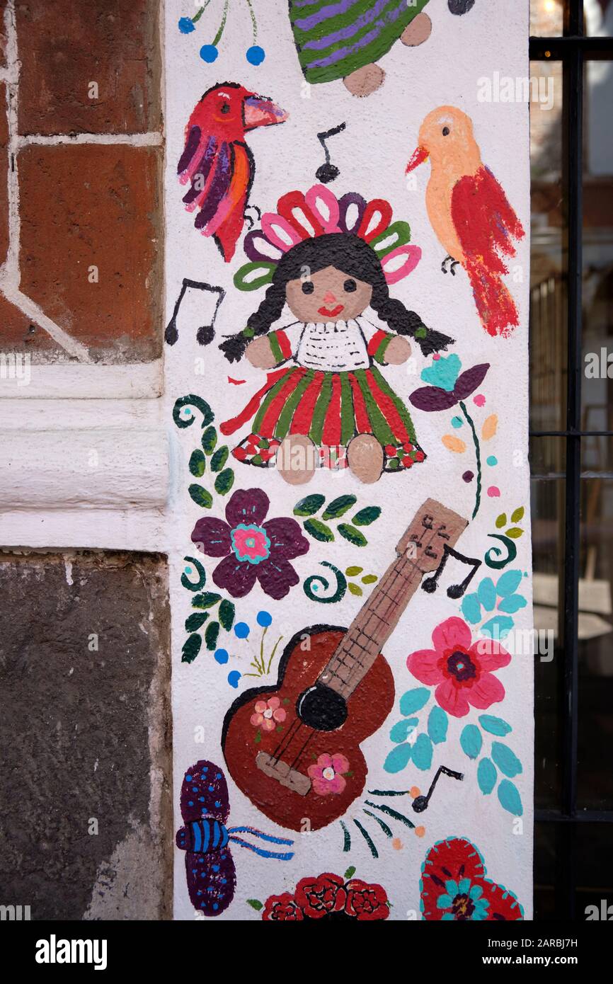 Nahaufnahme von handbemalten Türrahmen des Geschäfts, mit verschiedenen Musik inspiriert Motiv in der alten Kolonialstadt. Puebla, Mexiko Stockfoto