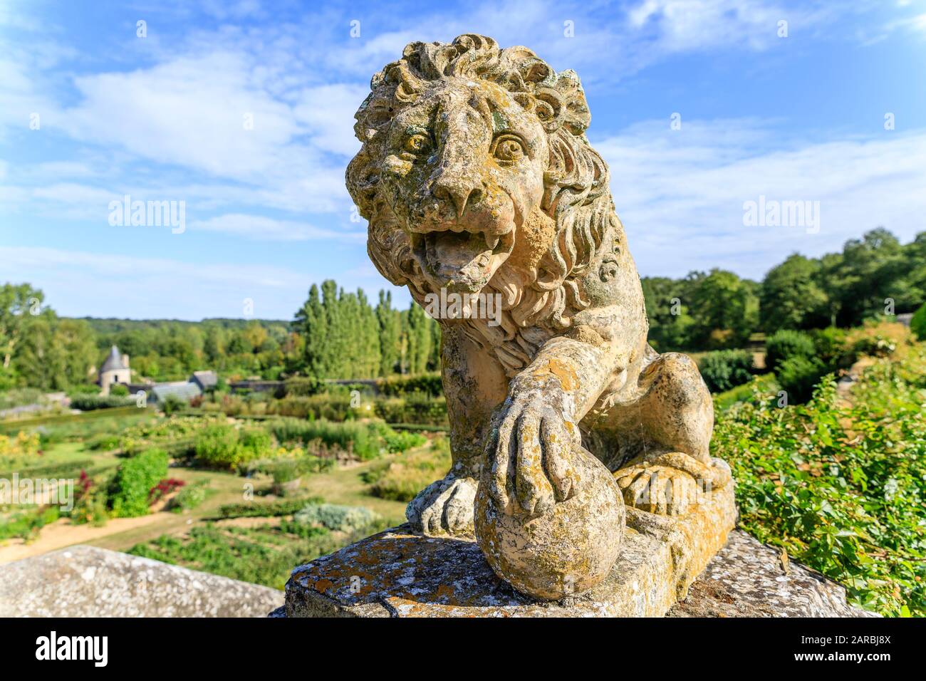 Frankreich, Indre et Loire, Chancay, Chateau de Valmer Gärten, Terrasse von Leda, einer der zwei Löwen, die die Treppe umrahmen // Frankreich, Indre-et-Loire (37) Stockfoto