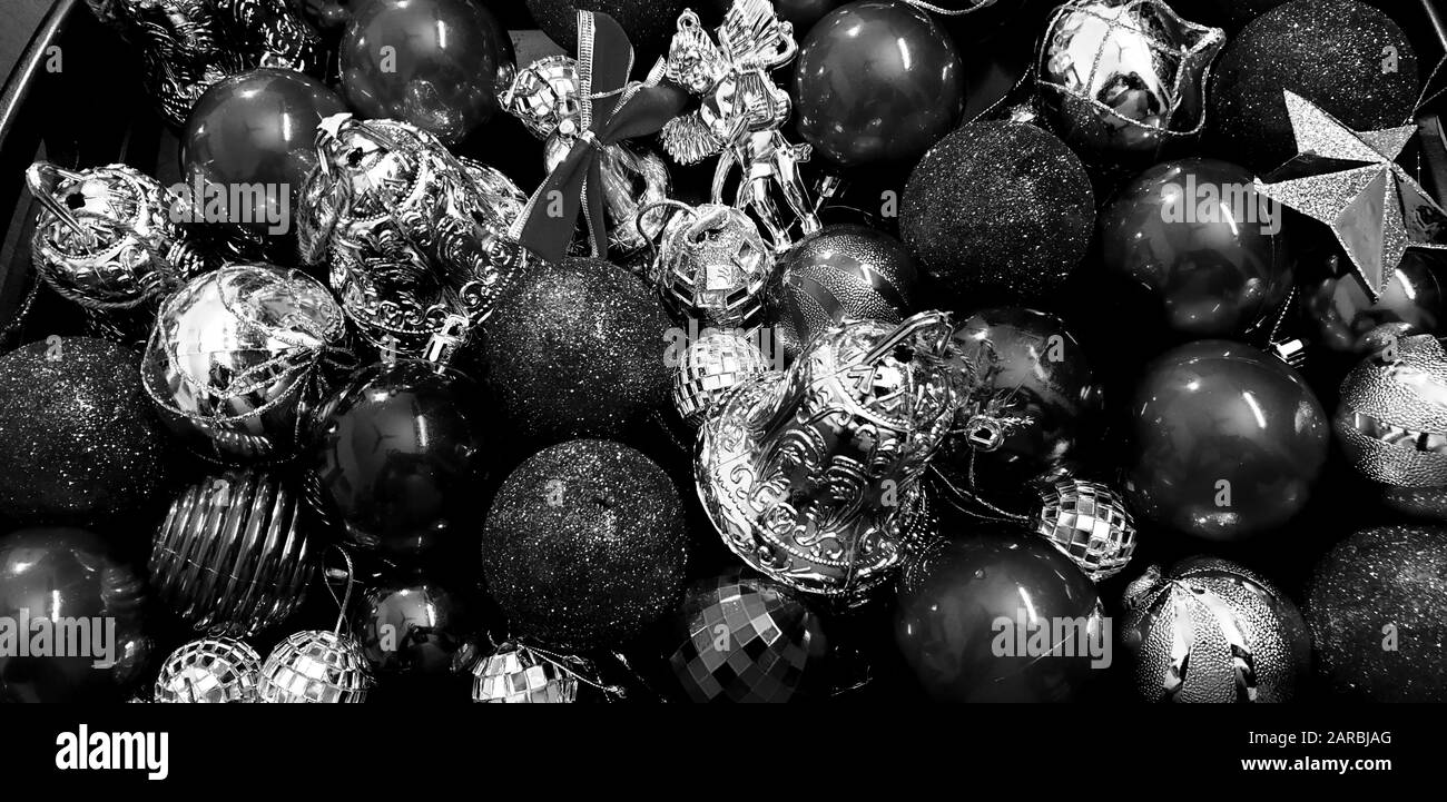 Weihnachtsdekorationen in Schwarzweiß. Stockfoto