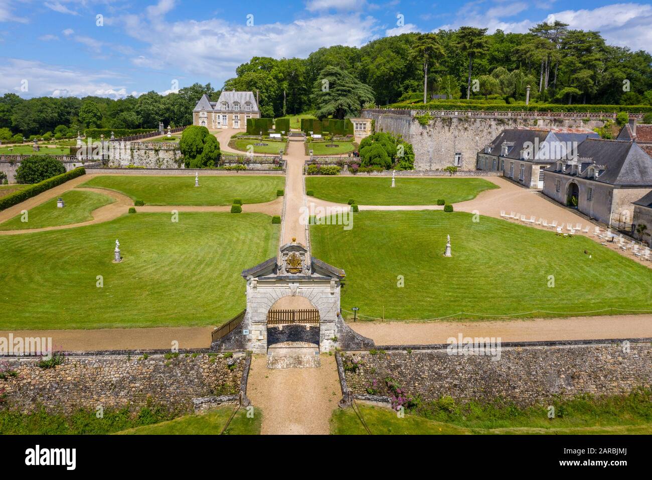 Frankreich, Indre et Loire, Chancay, Chateau de Valmer Gärten, Eingang durch das Portal (Luftbild) // Frankreich, Indre-et-Loire (37), Chançay, jardins Stockfoto